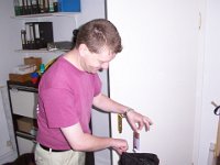 DCP 0001  Eike packt Müsliriegel für unterwegs