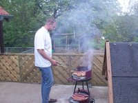 DCP 0024  Andreas grillt was zu essen